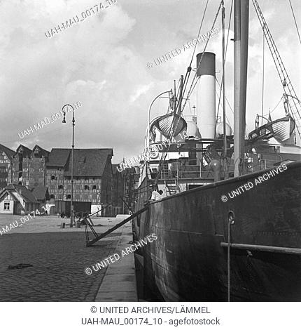 Schiffe im Hafen von Königsberg in Ostpreußen, Deutschland 1930er Jahre. Ships at Koenigsberg harbor in East Prussia, Germany 1930s