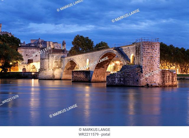 Bridge St. Benezet over Rhone River with Papal Palace, UNESCO World Heritage Site, Avignon, Vaucluse, Provence, Provence-Alpes-Cote d'Azur, Southern France