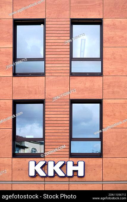 Mainz, Deutschland - August 21, 2017: Die Fassade des modernen Bürogebäudes der Kaufmännischen Krankenkasse KKH mit Logo und Bürofenstern am 21