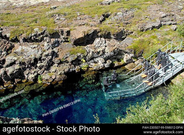 02 August 2022, Iceland, Thingvellir: Snorkelers prepare for their dive in the Silfra Fissure in Thingvellir National Park on the Golden Circle