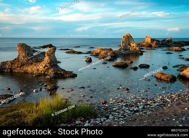 Die berühmten Kalksteinfelsen (Raukar) von Folhammer bei bei Ljugarn auf der insel Gotland im Licht eines frühen Morgens im Sommer. Langzeitbelichtung