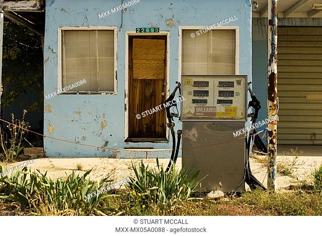USA, AZ, Yarnell. Old gas station, abandoned in the desert