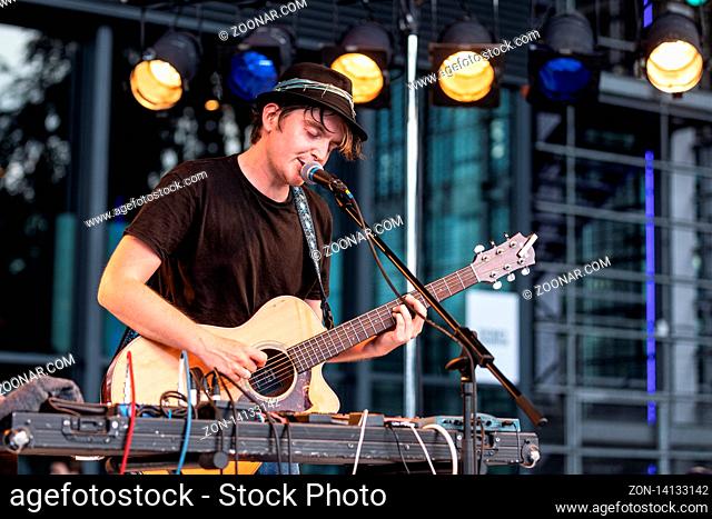 Der britische Musiker Daniel Turnbull alias Funke and the Two Tone Baby live beim 27. Blue Balls Festival in Luzern, Schweiz, Europa