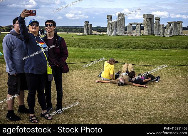 Tourists at Stonehenge, United Kingdom on 20/07/2023 by Wiktor Dabkowski. - London/ENG/