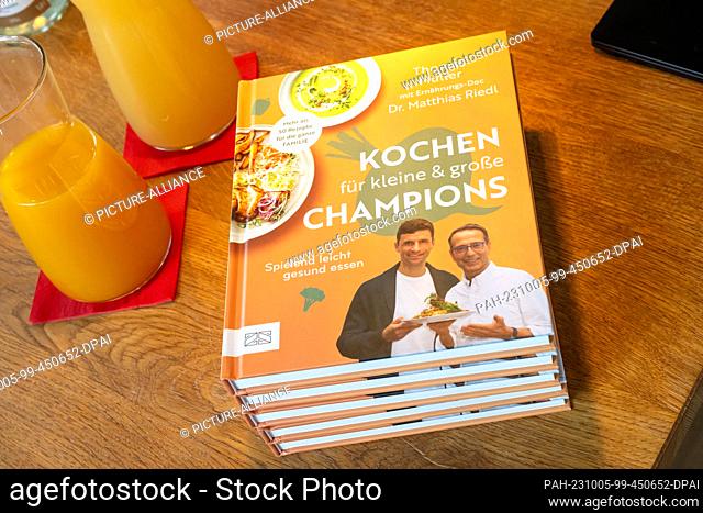 05 October 2023, Bavaria, Munich: Copies of the cookbook ""Kochen für kleine & große Champions - Spielend leicht gesund essen"" (Cooking for Little & Big...