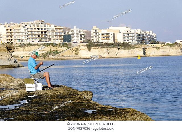 Fischer vor Marsalforn, Fisherman in front of Marsalforn, Gozo, Malta, Sued Europa, Mittelmeer, Mare Mediterraneum, South Europe, Mediterranean Sea