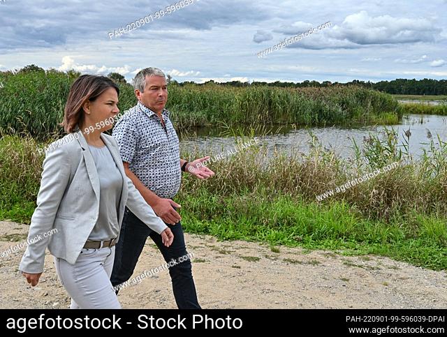 01 September 2022, Brandenburg, Reitwein: Annalena Baerbock (Greens), Federal Minister for Foreign Affairs and Christian Wolter from the Leibniz Institute of...