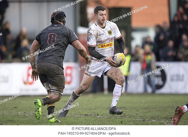 09 February 2019, Belgium, Bruessel: Rugby: EM, Division 1A, Matchday 1: Belgium-Germany. The crowd collapsed. Raynor Parkinson (Germany