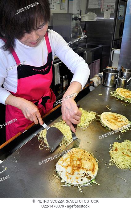 Hiroshima (Japan): a woman cooking Okonomiyaki