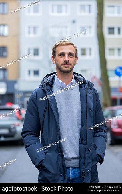 PRODUCTION - 15 March 2022, North Rhine-Westphalia, Duesseldorf: Jens Kleefeld stands in a street near his apartment. Last summer
