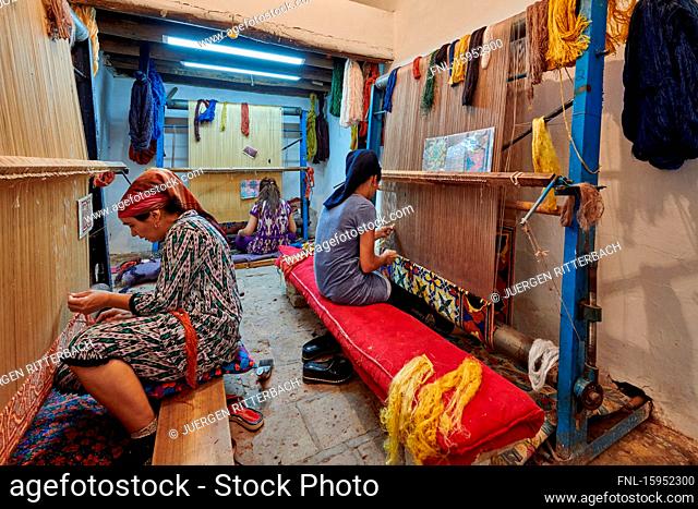 Carpet weaving, Sher-Dor-Madrasa, Registan, Samarkand, Uzbekistan, Central Asia, Asia
