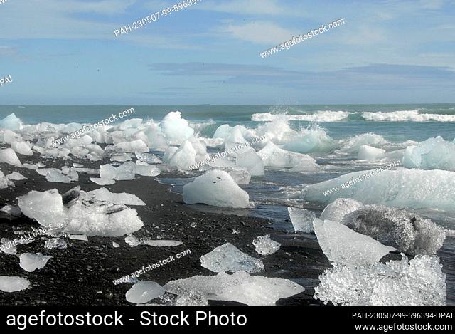 11 August 2022, Iceland, Diamond Beach: Diamond Beach is a tourist attraction in southern Iceland. The ice chunks are washed out of Jökulsárlón