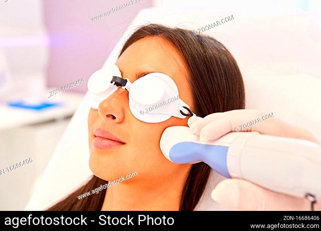 Frau bei Hauterneuerung oder Hautverjüngung mit Laser beim Hautarzt oder Kosmetiker
