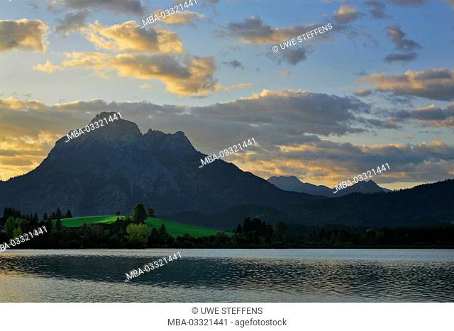 Germany, Bavaria, autumn morning, 'Hopfensee' (lake) near Füssen, view from the 2048 meter-high Säuling (mountain)