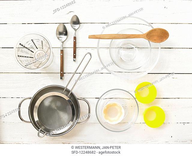 Kitchen utensils for a cream dessert