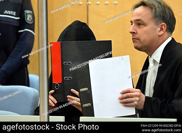 09 December 2022, North Rhine-Westphalia, Duesseldorf: The defendant (l), and his defense attorney Andreas Wieser (r) sit next to each other before the start of...