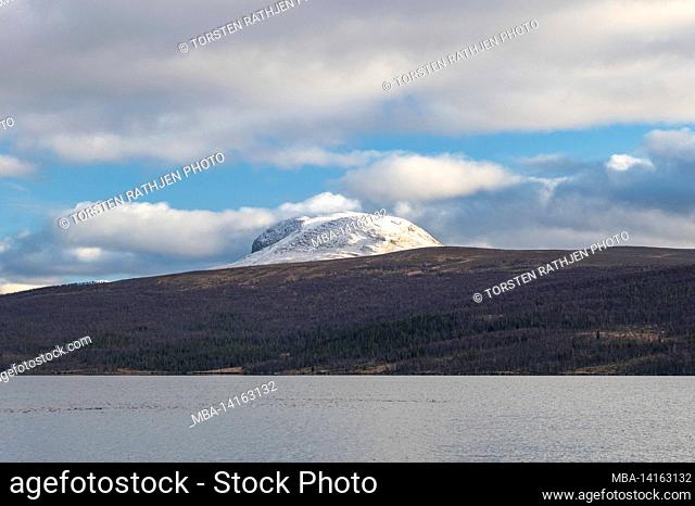 snow-covered mountain on lake fättjärn, kittelfjäll, vässterbotten, lapland, sweden
