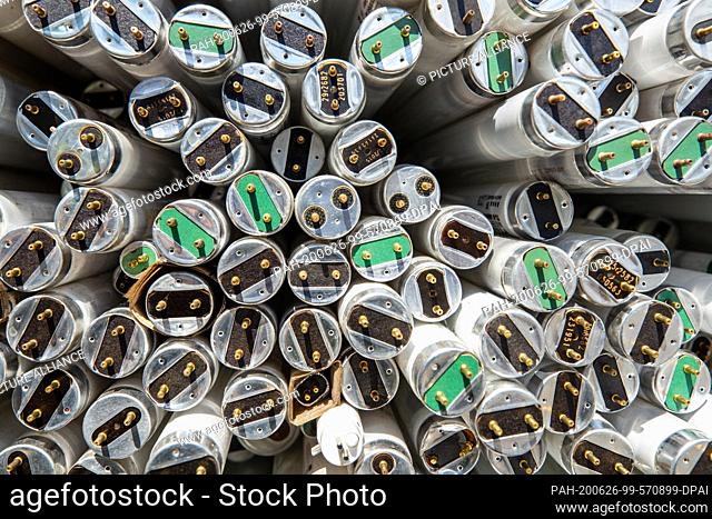 25 June 2020, Saxony, Kleincotta: Several old and defective fluorescent tubes lie together in a container at the Kleincotta recycling centre near Pirna