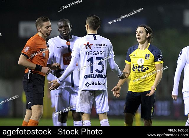 Referee Lawrence Visser, Gent's Michael Ngadeu Ngadjui and Gent's Julien De Sart pictured during a soccer match between Royal Union Saint-Gilloise and KAA Gent