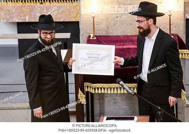 23 May 2018, Germany, Hamburg: Rabbi Arye Merkhasin (R) presenting rabbi Moshe Aron Shlenski the certificate of his ordination