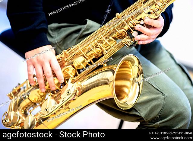 03 November 2020, Lower Saxony, Hanover: A music student plays her saxophone during a lesson at the municipal music school