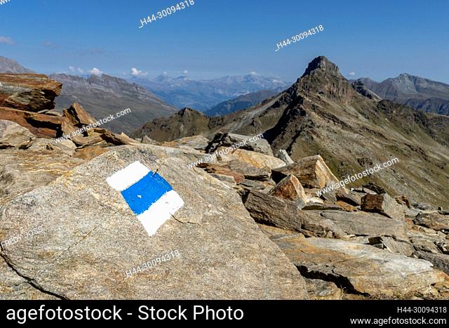 Farbmarkierung eines Alpinwanderwegs am Fanellgrätli am Fuss des Fanellhorns, mit dem Guraletschhorn in Hintergrund. Zervreila-Region, Valser Tal, Graubünden