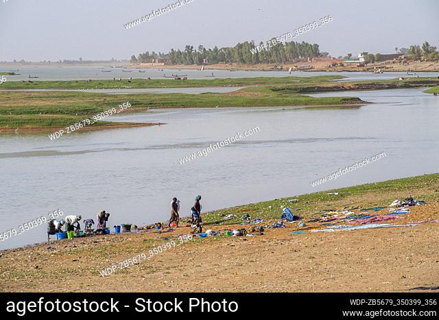 Women doing laundry on the shore of the Bani River in Mopti in Mali, West Africa