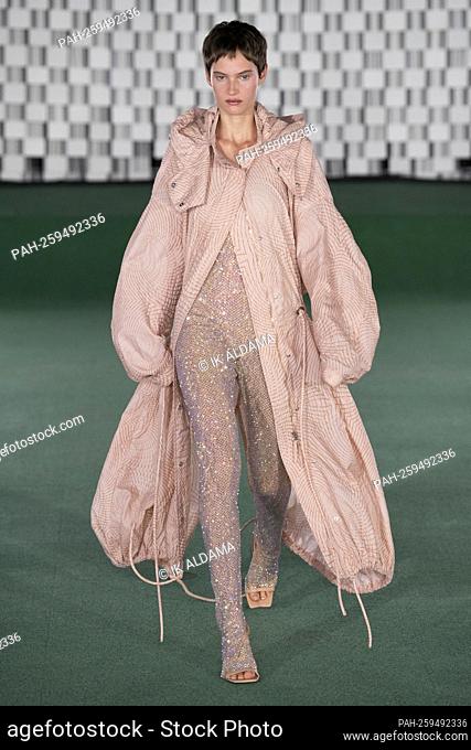 Stella McCartney SS22 runway during Paris Fashion Week - Paris, France. 04/10/2021. - Paris/Frankreich