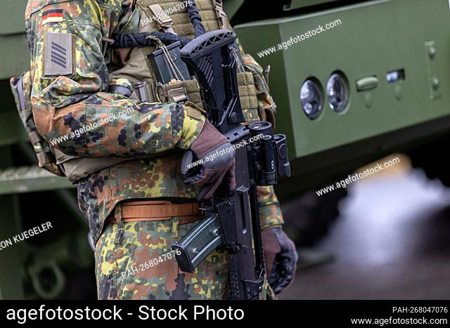 A Bundeswehr soldier stands with a G-36 rifle in front of a vehicle before a visit to the new Federal Ministry of Defense Christine Lambrecht in Beelitz