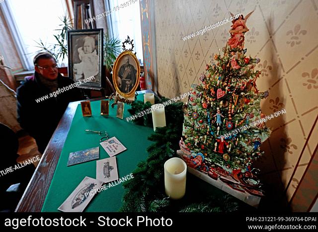 20 December 2023, Saxony-Anhalt, Wernigerode: An Advent calendar from the 19th century decorates a museum room in Wernigerode Castle