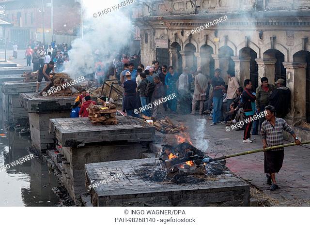 Fire burial at the main incineration site on the banks of the Bagmati River at the Hindu Shrine. | usage worldwide. - Kathmandu/Nepal