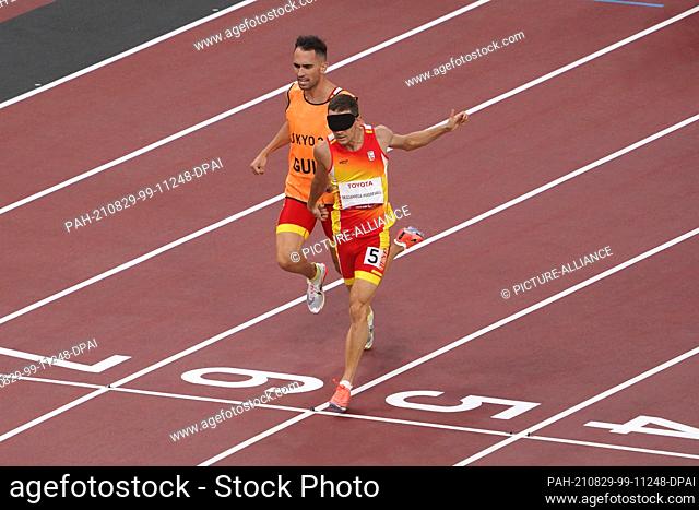 29 August 2021, Japan, Tokio: Paralympics: Athletics, men's 400m final, at the Olympic Stadium. Gerard Descarrega Puigdevall from Spain and his guide Guillermo...