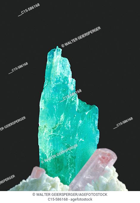 Hiddenite mineral from Araçuaí, Minas Gerais, Brazil, bigness 45 mm