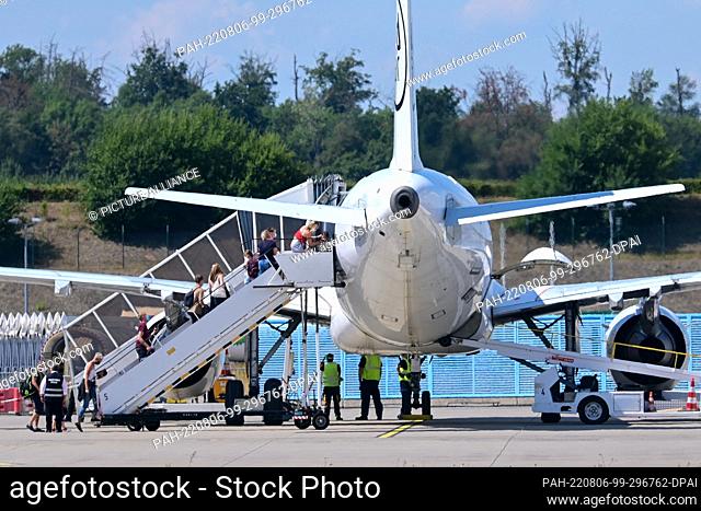 PRODUCTION - 04 August 2022, Hessen, Calden: Holidaymakers board a Sund-Air airline plane to Rhodes at Kassel Airport. Staff shortages, strikes