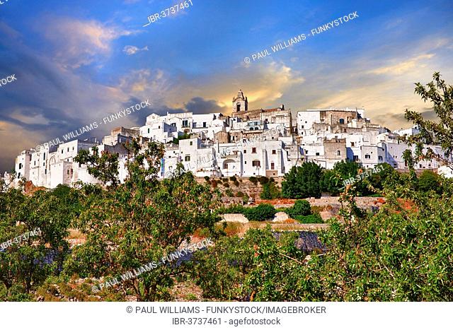 The medieval fortified hill town of Ostuni, La Città Bianca, the White Town, Ostuni, Apulia, Italy