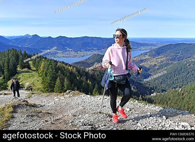 Golden October hike to Baumgartenschneid over the Tegernsee on October 25th, 2020. Wonderful hiking weather attracts many excursionists to mountain hiking in...