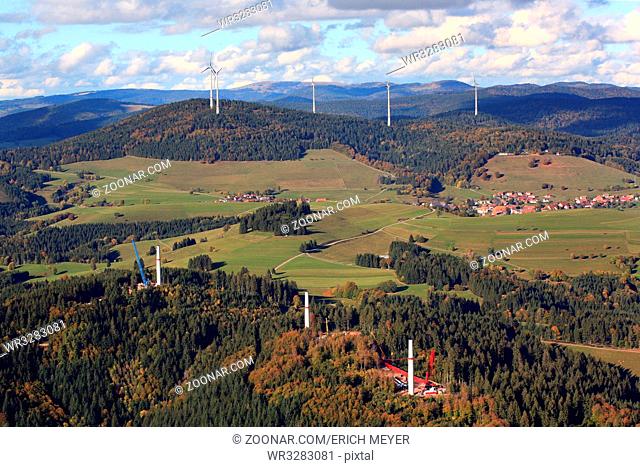 Die beiden Windparks auf dem Glaserkopf (vorne im Aufbau) und auf dem Rohrenkopf. Die Windräder im Südschwarzwald sind landschaftsprägend