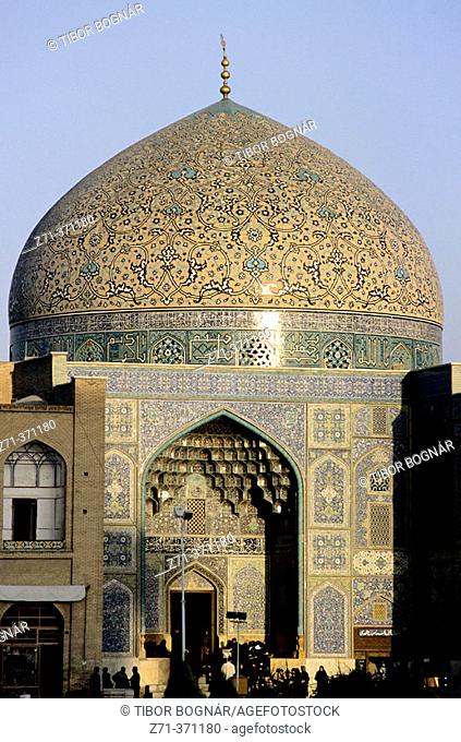 Sheykh Lotfollah Mosque in Emam Khomeini Square. Esfahan, Iran