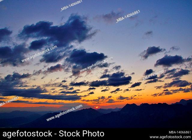 hike, obere wettersteinspitze, 2.297m, view of the karwendel, karwendel mountains, cloud mood, sunrise, germany, bavaria, upper bavaria, werdenfelser land