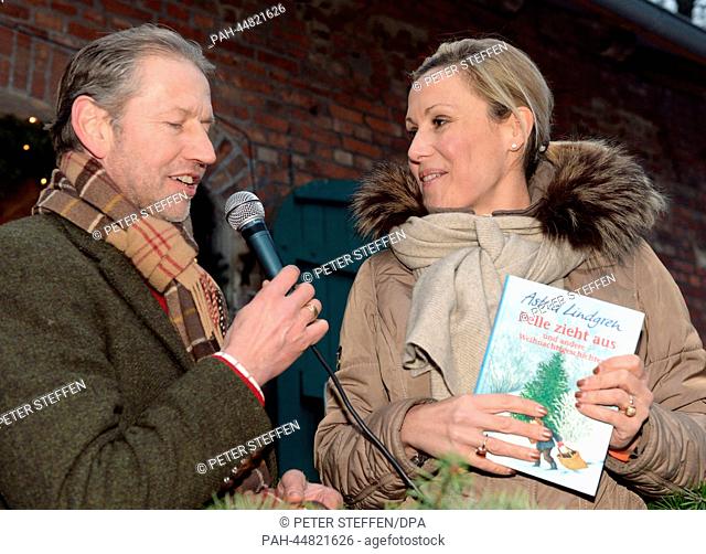 The wife of the former German President, Bettina Wulff, speaks with farm owner Joergen Hemme at the Christmas market on the Hemme farm in Wedemark, Germany