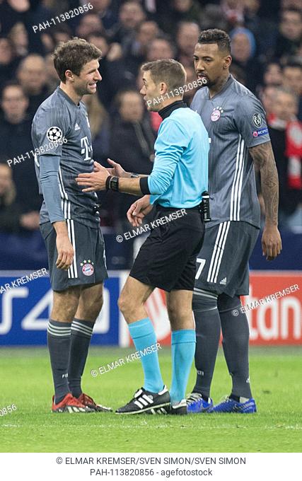 Judge Clement TURPIN (mi.) Shows Thomas MUELLER (left, MÃ-ller, M) the red card, Jerome BOATENG (M) listens, red, full figure, upright, gesture, gesture