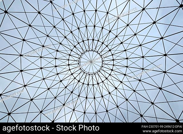 30 June 2023, Saxony, Leipzig: View of the roof structure of an old gasometer in the south of the city. The 14-meter-high and nearly 45-meter-wide building from...