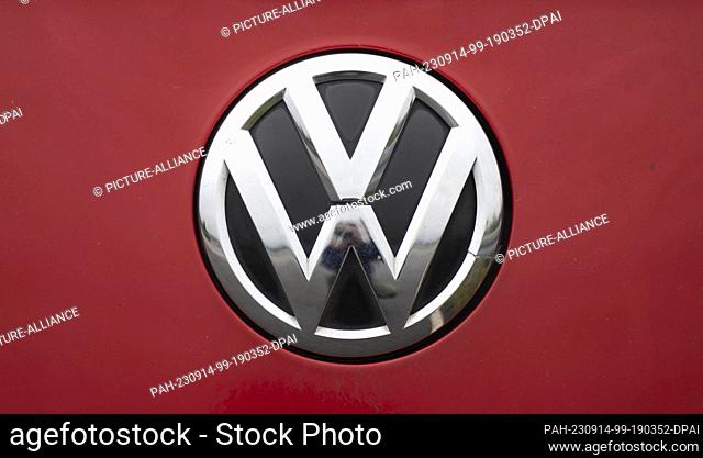 14 September 2023, Saxony, Zwickau: The Volkswagen logo can be seen on the tailgate of a vehicle. The plant has been a pioneer of electromobility at Volkswagen