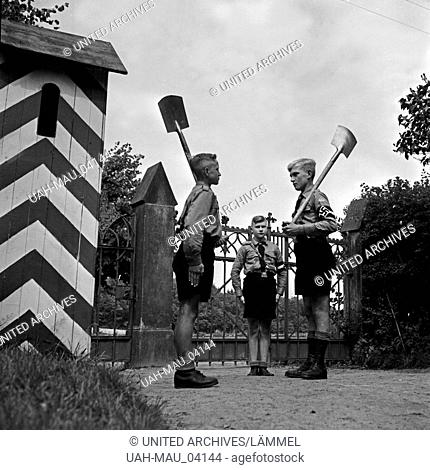 Jungen der Hitlerjugend als Wache am Eingang zum Jungen Landjahr Lager in Bevensen in der Lüneburger Heide, Deutschland 1930er Jahre