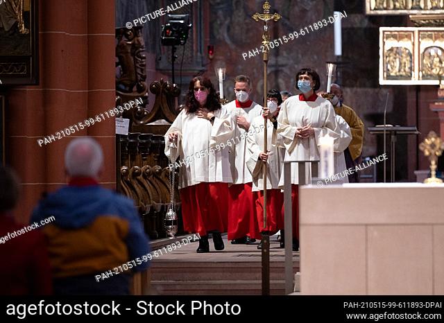 15 May 2021, Hessen, Frankfurt/Main: Altar servers enter the nave during a service with communion at St. Bartholomew's Catholic Cathedral