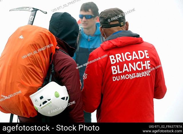 Brigade Blanche du Mont-Blanc contrôle les alpinistes qui font l'ascencion du Mont-Blanc. France