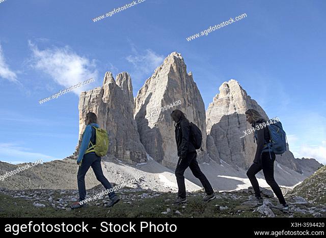 trois randonneuses marchant au pied des Tre Cime di Lavaredo (Trois Cimes de Lavaredo), Parc naturel des Tre Cime (Drei Zinnen), Dobbiaco