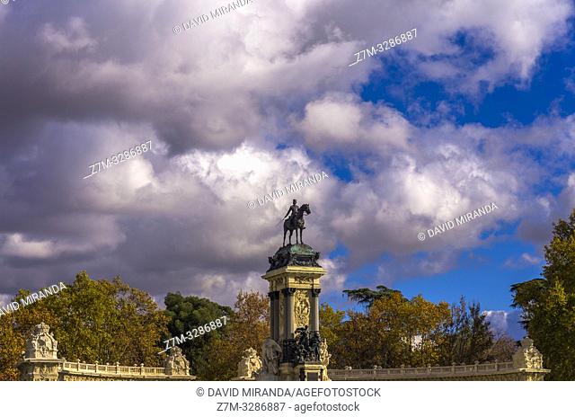 Monumento a Alfonso XII en el Estanque del Parque de El Retiro. Madrid. España