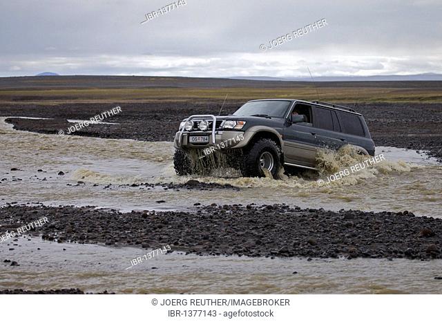 River crossing with the SUV on the Sprengisandur highlands route, northern Iceland, Iceland, Europe