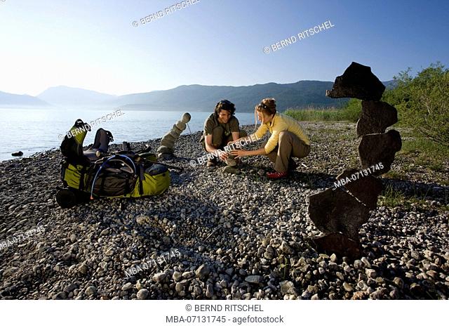 Couple on the Zwergern peninsula at Walchensee (Lake Walchen), Bavarian Alps, Bavaria, Germany